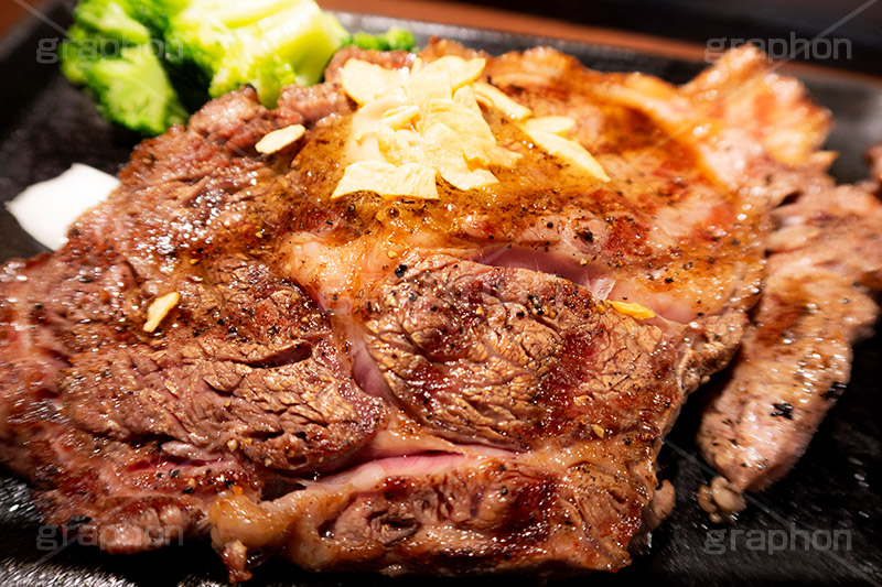 ステーキ,鉄板,肉,肉食,meat,steak,garlic,beef,broccoli,ブロッコリー,ビーフ,湯気,あつあつ,熱々,牛肉,焦げ,焼き,にんにく,ニンニク,ガーリック,レア,脂,脂質,スタミナ,洋食