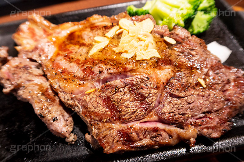 ステーキ,鉄板,肉,肉食,meat,steak,garlic,beef,broccoli,ブロッコリー,ビーフ,湯気,あつあつ,熱々,牛肉,焦げ,焼き,にんにく,ニンニク,ガーリック,レア,脂,脂質,スタミナ,洋食