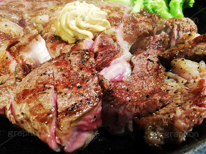 ステーキ,鉄板,肉,肉食,meat,steak,garlic,beef,broccoli,ブロッコリー,ビーフ,湯気,あつあつ,熱々,牛肉,焦げ,焼き,にんにく,ニンニク,ガーリック,レア,脂,脂質,スタミナ,スマホ撮影,洋食