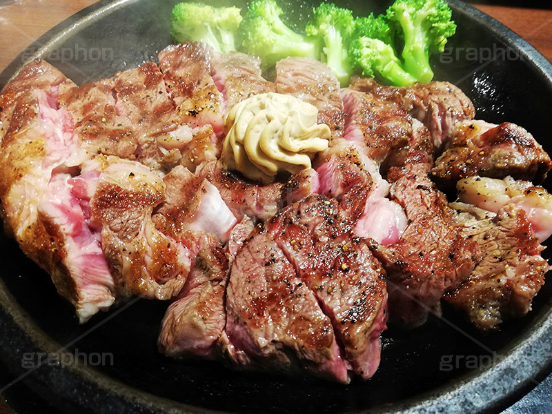 ステーキ,鉄板,肉,肉食,meat,steak,garlic,beef,broccoli,ブロッコリー,ビーフ,湯気,あつあつ,熱々,牛肉,焦げ,焼き,にんにく,ニンニク,ガーリック,レア,脂,脂質,スタミナ,スマホ撮影,洋食