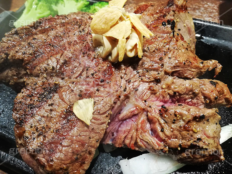 ステーキ,鉄板,肉,肉食,meat,steak,garlic,beef,broccoli,ブロッコリー,ビーフ,湯気,あつあつ,熱々,牛肉,焦げ,焼き,にんにく,ニンニク,ガーリック,レア,脂,脂質,スタミナ,スマホ撮影,洋食