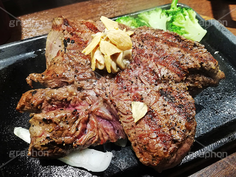 ステーキ,鉄板,肉,肉食,meat,steak,garlic,beef,broccoli,ブロッコリー,ビーフ,湯気,あつあつ,熱々,牛肉,焦げ,焼き,にんにく,ニンニク,ガーリック,レア,脂,脂質,スタミナ,スマホ撮影,洋食