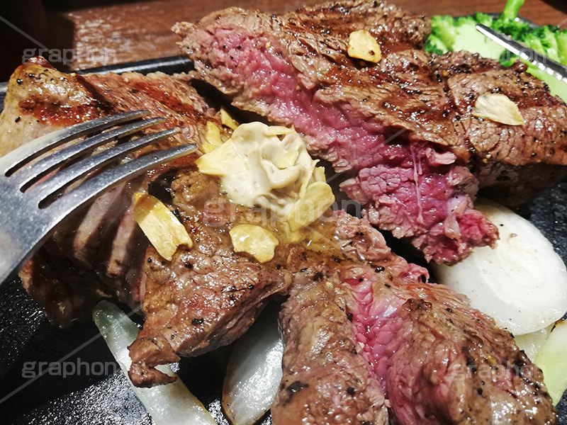 ステーキ,鉄板,肉,肉食,meat,steak,garlic,beef,broccoli,ブロッコリー,ビーフ,湯気,あつあつ,熱々,牛肉,焦げ,焼き,にんにく,ニンニク,ガーリック,レア,脂,脂質,スタミナ,スマホ撮影,fork,フォーク,洋食