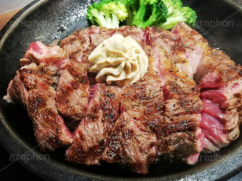 ステーキ,鉄板,肉,肉食,meat,steak,garlic,beef,broccoli,ブロッコリー,ビーフ,湯気,あつあつ,熱々,牛肉,焦げ,焼き,にんにく,ニンニク,ガーリック,レア,脂,脂質,スタミナ,スマホ撮影,洋食