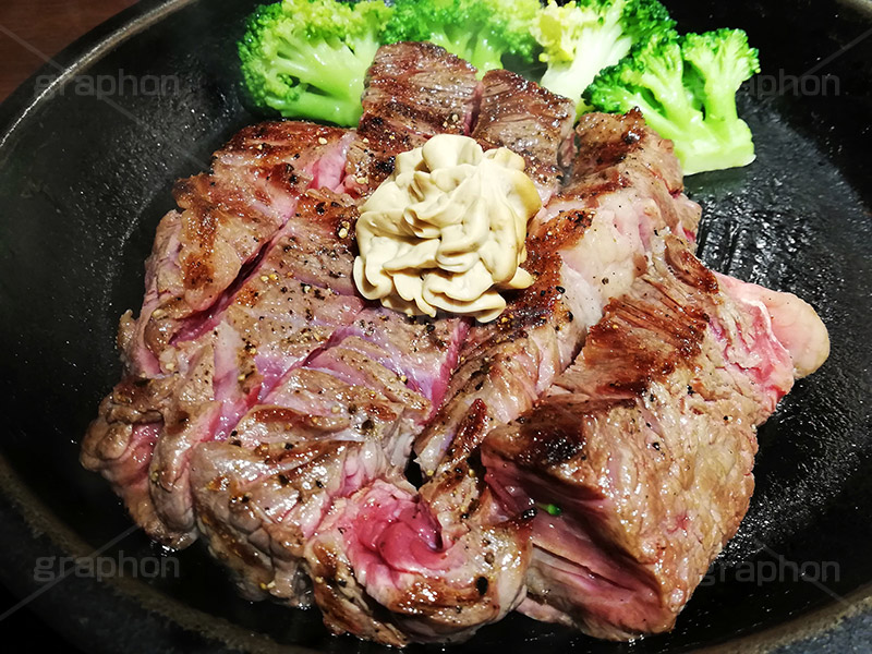 ステーキ,鉄板,肉,肉食,meat,steak,garlic,beef,broccoli,ブロッコリー,ビーフ,湯気,あつあつ,熱々,牛肉,焦げ,焼き,にんにく,ニンニク,ガーリック,レア,脂,脂質,スタミナ,スマホ撮影,洋食