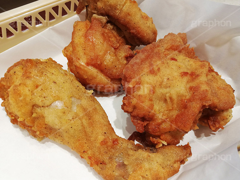 フライドチキン,チキン,フライ,鶏,もも,ジューシー,揚げ,衣,ファーストフード,ファストフード,あつあつ,熱々,アツアツ,洋食,サクサク,カロリー,ジャンクフード,チェーン店,chicken,脂,脂質,肉,スマホ撮影