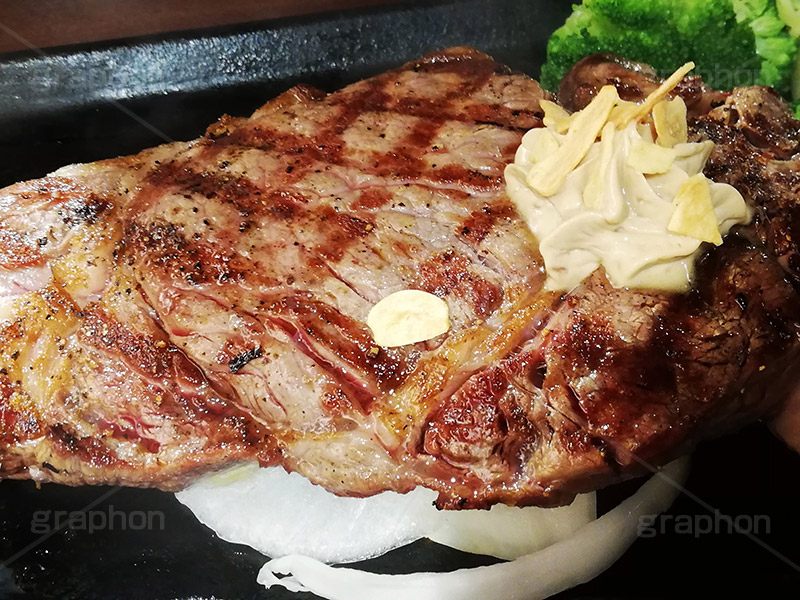 ステーキ,鉄板,肉,肉食,meat,steak,garlic,beef,broccoli,ブロッコリー,ビーフ,湯気,あつあつ,熱々,牛肉,焦げ,焼き,にんにく,ニンニク,ガーリック,レア,脂,脂質,スタミナ,スマホ撮影,洋食