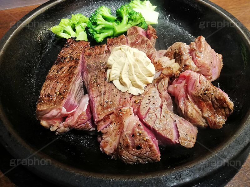 ステーキ,鉄板,肉,肉食,meat,steak,garlic,beef,broccoli,ブロッコリー,ビーフ,湯気,あつあつ,熱々,牛肉,焦げ,焼き,にんにく,ニンニク,ガーリック,レア,脂,脂質,スタミナ,スマホ撮影,洋食