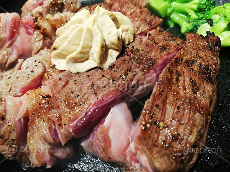 ステーキ,鉄板,肉,肉食,meat,steak,garlic,beef,broccoli,ブロッコリー,ビーフ,湯気,あつあつ,熱々,牛肉,焦げ,焼き,にんにく,ニンニク,ガーリック,レア,脂,脂質,スタミナ,スマホ撮影,洋食