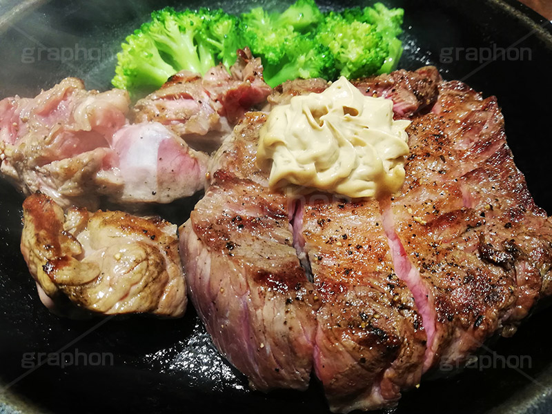 ステーキ,鉄板,肉,肉食,meat,steak,garlic,beef,broccoli,ブロッコリー,ビーフ,湯気,あつあつ,熱々,牛肉,焦げ,焼き,にんにく,ニンニク,ガーリック,レア,脂,脂質,スタミナ,スマホ撮影,洋食