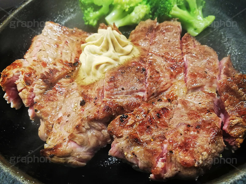 ステーキ,鉄板,肉,肉食,meat,steak,garlic,beef,broccoli,ブロッコリー,ビーフ,湯気,あつあつ,熱々,牛肉,焦げ,焼き,にんにく,ニンニク,ガーリック,レア,脂,脂質,スタミナ,スマホ撮影,洋食