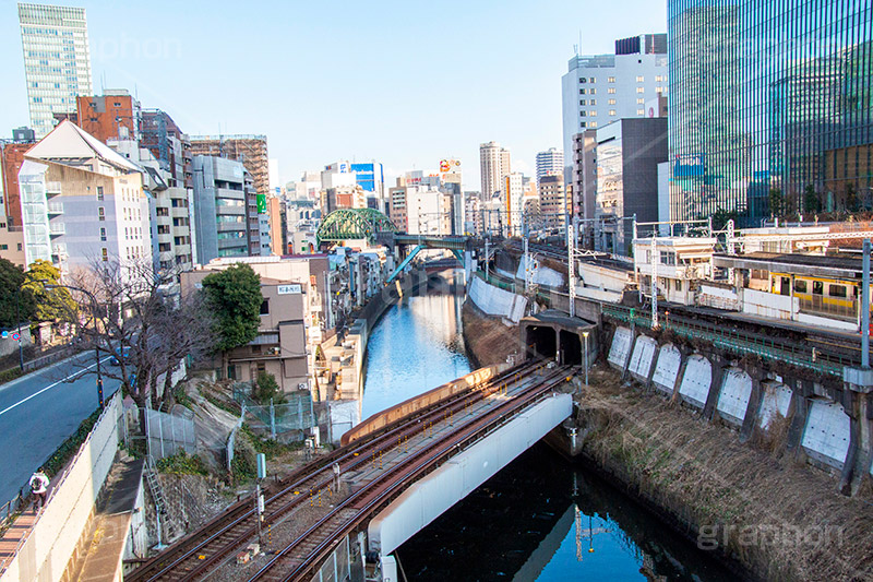 JR御茶ノ水駅,御茶ノ水,駅,鉄道,電車/鉄道,ホーム,千代田区,聖橋,電車,総武線,中央線,橋,川,神田川,JR,train,bridge