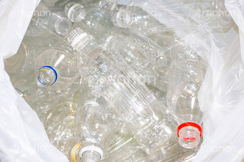 捨てられたペットボトル,捨て,ペットボトル,ボトル,リサイクル,ゴミ,ごみ,プラスチック,分別,大量,たくさん,容器,掃除,清掃,bottles
