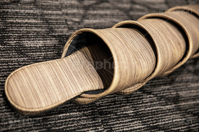 重ねられたスリッパ,重ね,並べ,スリッパ,中履き,突っ掛け,コント,ツッコミ,突っ込み,玄関,出迎え,客,足,日用品,マット,フルサイズ撮影