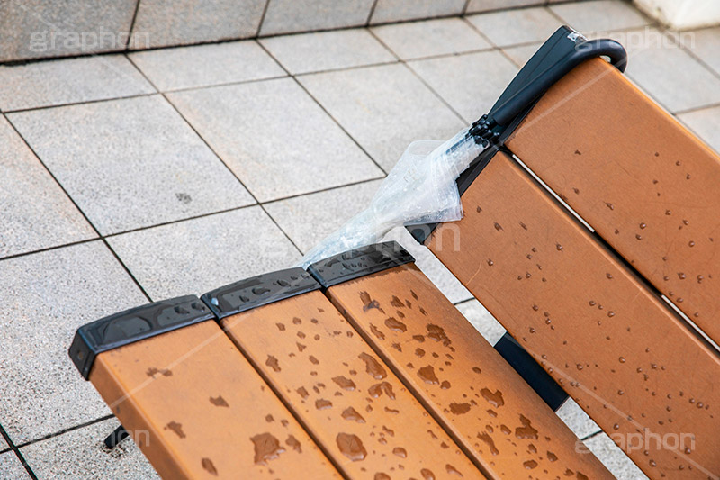 忘れ物,落し物,ベンチ,傘,雨,雨上がり,落し物,ビニール傘,ビニ傘,umbrella,rain,フルサイズ撮影
