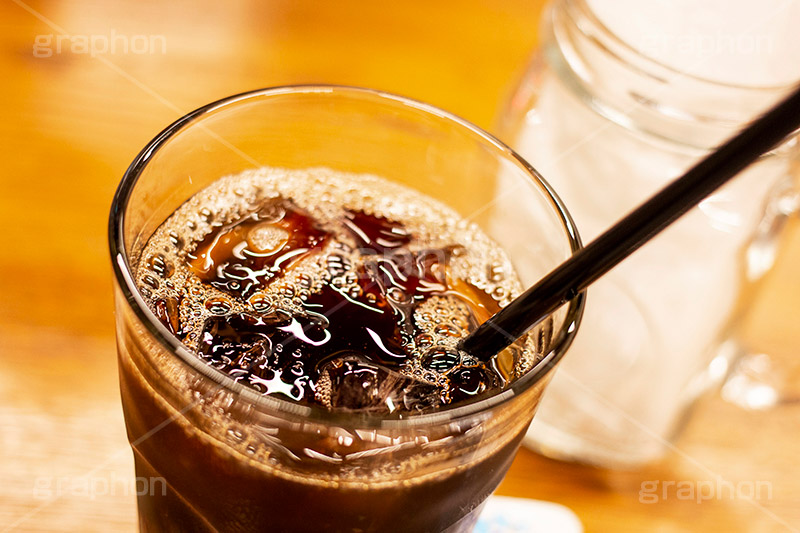 アイスコーヒー,コーヒー,珈琲,飲料,飲む,カフェ,ガラス,グラス,冷たい,冷え,ドリンク,レストラン,ファミレス,喫茶店,氷,ストロー,休憩,食後,カフェイン,caffein,restaurant,coffee,drink