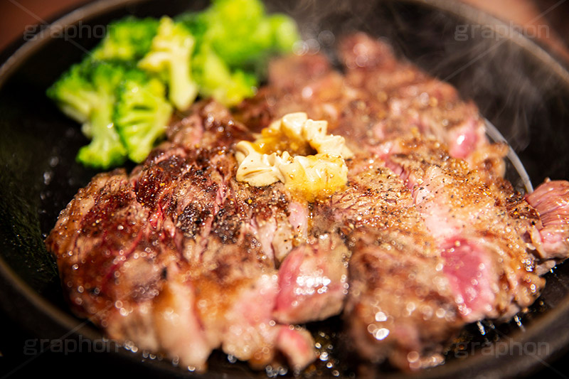 熱々ステーキ,ステーキ,鉄板,肉,肉食,meat,steak,garlic,beef,broccoli,ブロッコリー,ビーフ,湯気,あつあつ,熱々,牛肉,焦げ,焼き,にんにく,ニンニク,ガーリック,レア,脂,脂質,スタミナ,洋食,フルサイズ撮影