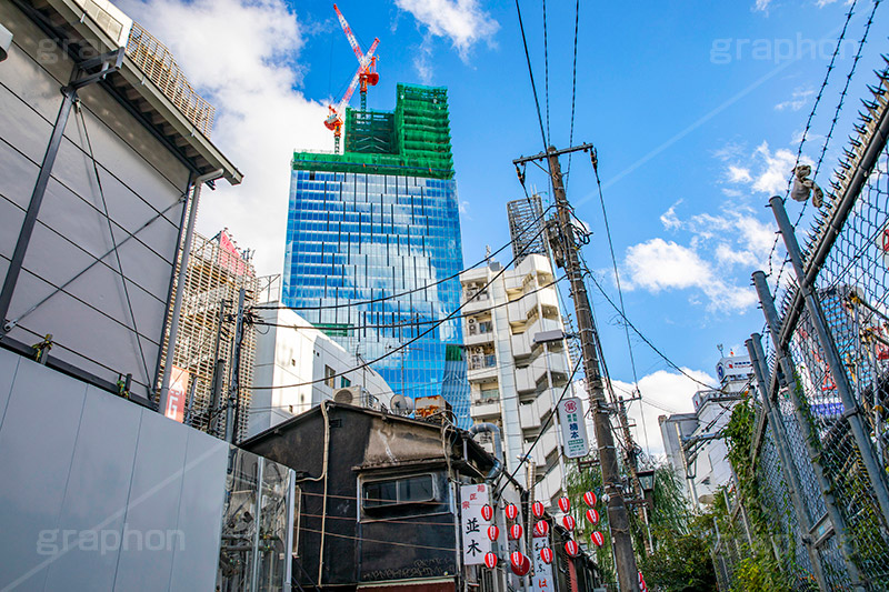 渋谷スクランブルスクエア,スクランブルスクエア,今と昔が共存する美しい東京,新名所,新旧,のんべい横丁,横丁,渋谷,しぶや,シブヤ,居酒屋,立ち飲み,呑み,サラリーマン,風情,情緒,商店街,オフィスビル,商業施設,高層ビル,shibuya,building,crane,office,クレーン,重機,建設,開発,工事,都市開発,2019,東棟,展望,ショッピング,買い物,shopping,提灯,ちょうちん,青空,反射,フルサイズ撮影