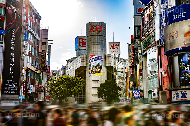 渋谷スクランブル交差点,渋谷,しぶや,ハチ公,観光,交差点,渋谷駅,駅前,スクランブル,外国人,海外,道玄坂,クール,怪しい,横断歩道,信号,雑踏,都会の雑踏,人物,人混み,混雑,shibuya,japan,cool,フルサイズ撮影