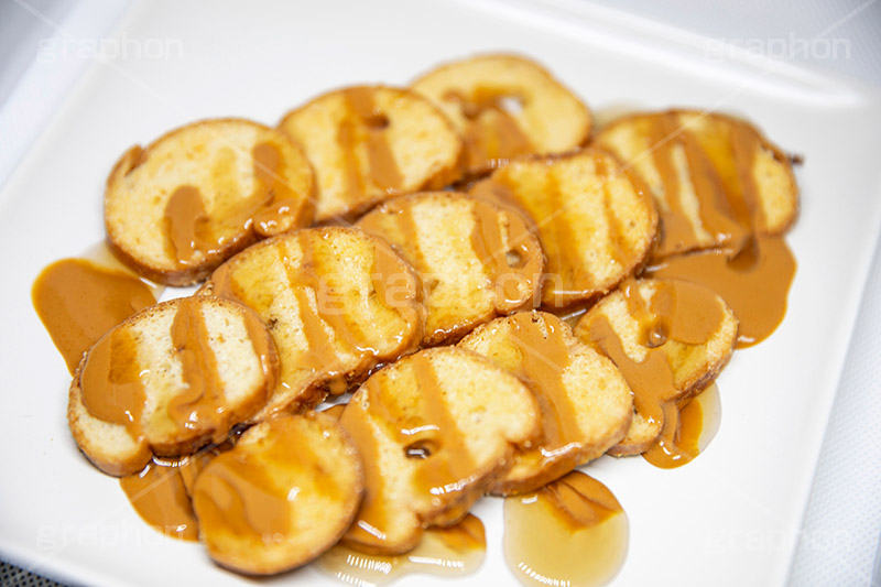 シロップがたっぷりかかったラスク,ソース,キャラメル,シロップ,ラスク,らすく,お菓子,菓子,焼き菓子,おやつ,上品,サクサク,さくさく,甘い,スイーツ,おやつ,sweet,sugar,スイート,砂糖,フルサイズ撮影