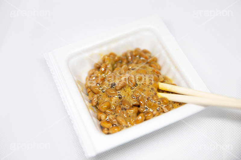 納豆,ご飯,糸,朝食,和食,日本食,日本料理,たれ,タレ,混ぜ,からし,japan,soy,beans,natto,箸,はし,割り箸,割りばし,フルサイズ撮影