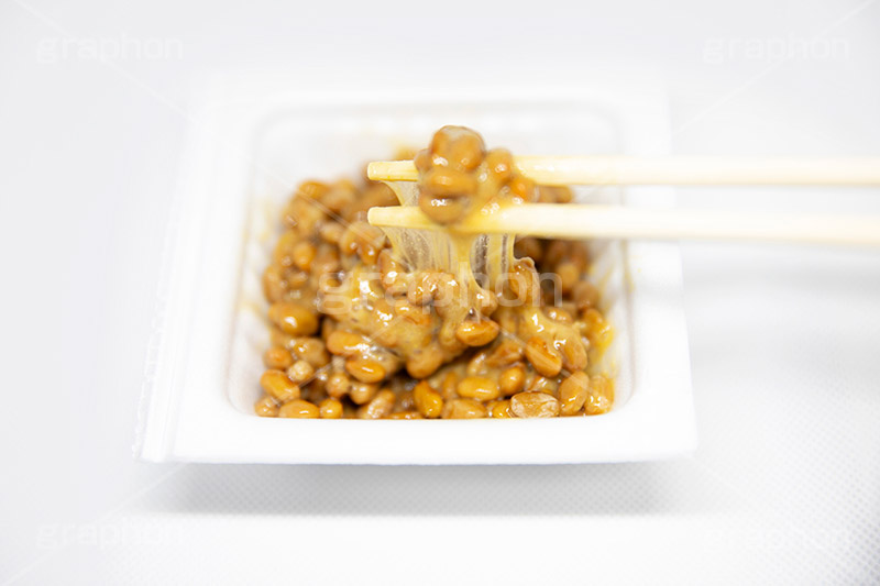納豆,ご飯,糸,朝食,和食,日本食,日本料理,たれ,タレ,混ぜ,からし,japan,soy,beans,natto,箸,はし,割り箸,割りばし,フルサイズ撮影