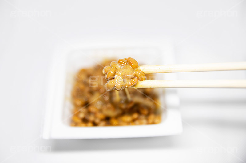 納豆,ご飯,糸,朝食,和食,日本食,日本料理,たれ,タレ,混ぜ,からし,japan,soy,beans,natto,箸,はし,割り箸,割りばし,フルサイズ撮影