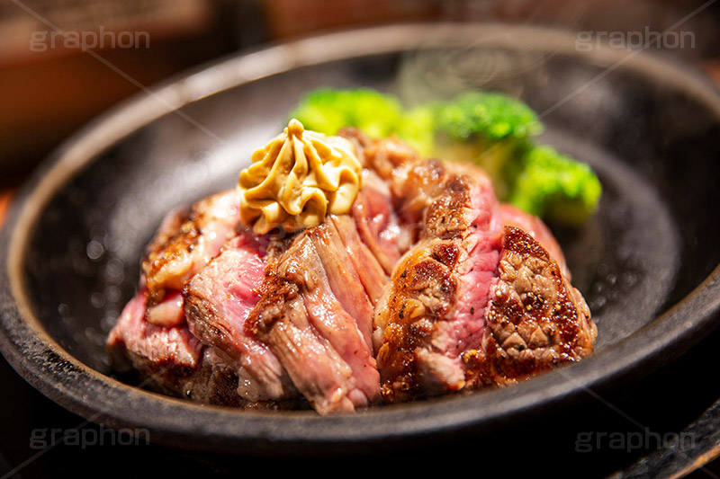 ステーキ,鉄板,肉,肉食,meat,steak,garlic,beef,broccoli,ブロッコリー,ビーフ,湯気,あつあつ,熱々,牛肉,焦げ,焼き,にんにく,ニンニク,ガーリック,レア,脂,脂質,スタミナ,洋食,フルサイズ撮影