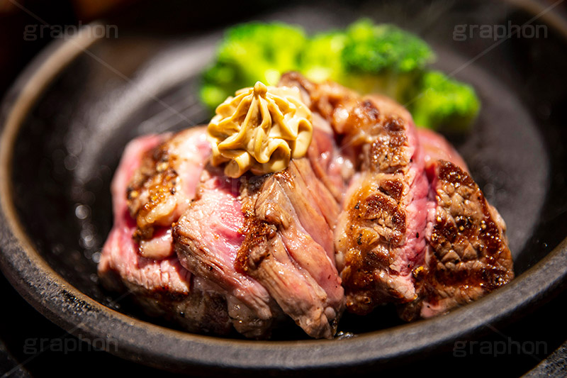 ステーキ,鉄板,肉,肉食,meat,steak,garlic,beef,broccoli,ブロッコリー,ビーフ,湯気,あつあつ,熱々,牛肉,焦げ,焼き,にんにく,ニンニク,ガーリック,レア,脂,脂質,スタミナ,洋食,フルサイズ撮影