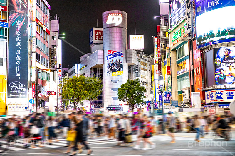 渋谷スクランブル交差点,渋谷,しぶや,ハチ公,観光,交差点,渋谷駅,駅前,スクランブル,外国人,海外,道玄坂,横断歩道,信号,雑踏,都会の雑踏,人混み,人物,混雑,夜,夜景,繫華街,夜の街,夜の町,109,shibuya,japan,hotel,office,フルサイズ撮影