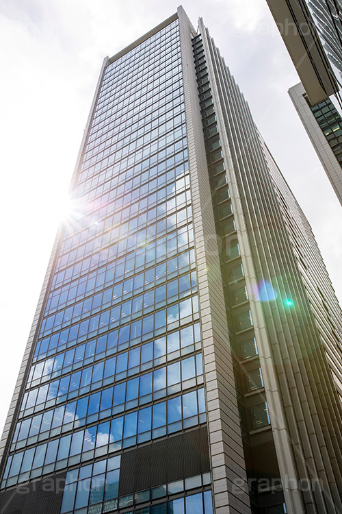 太陽が反射するビル,太陽,反射,逆光,ビル,ビジネス街,オフィスビル,building,office,sun,フルサイズ撮影