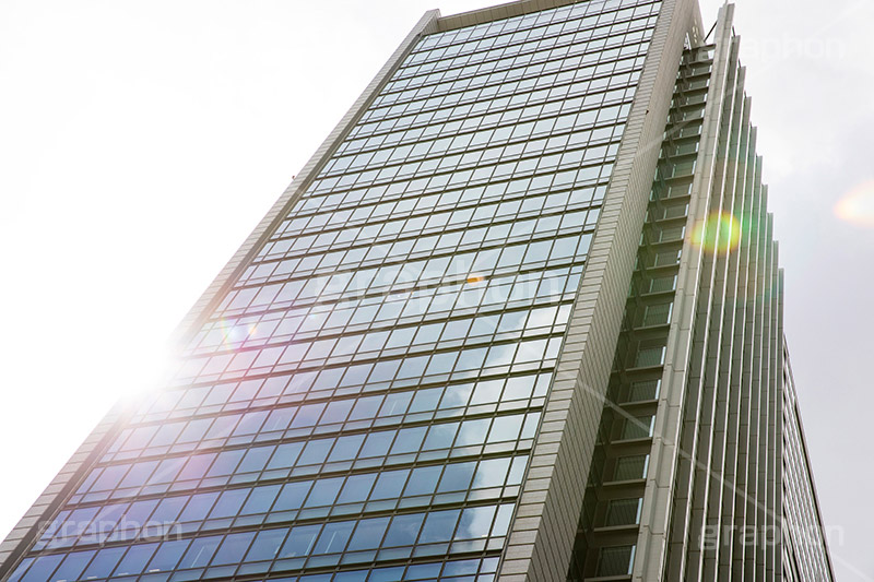 太陽が反射するビル,太陽,反射,逆光,ビル,ビジネス街,オフィスビル,building,office,sun,フルサイズ撮影