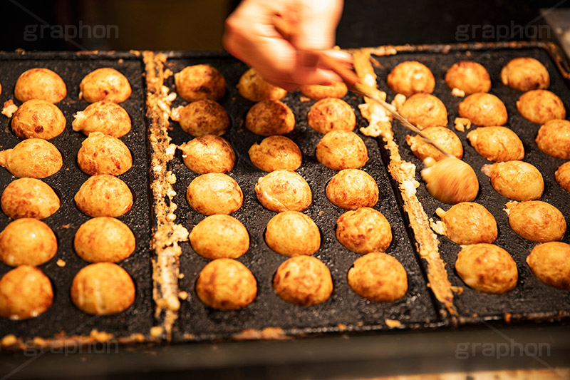たこ焼き作り,職人,作る,店頭,たこ焼き,たこやき,タコヤキ,大阪名物,粉もん,小麦粉,ソウルフード,日本料理,日本食,和食,アツアツ,あつあつ,熱々,たこ,タコ,ソース,青のり,鰹節,かつお節,japan,湯気,ファーストフード,ファストフード,フルサイズ撮影,祭り,夏祭り,屋台,出店,露店