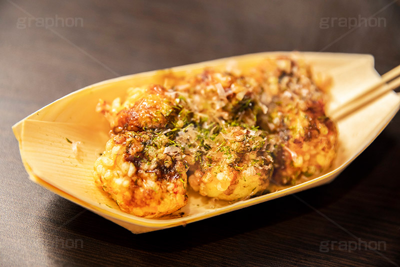 たこ焼き,たこやき,タコヤキ,大阪名物,粉もん,小麦粉,ソウルフード,日本料理,日本食,和食,アツアツ,あつあつ,熱々,たこ,タコ,ソース,青のり,鰹節,かつお節,japan,湯気,つまようじ,爪楊枝,ファーストフード,ファストフード,フルサイズ撮影,祭り,夏祭り,屋台,出店,露店