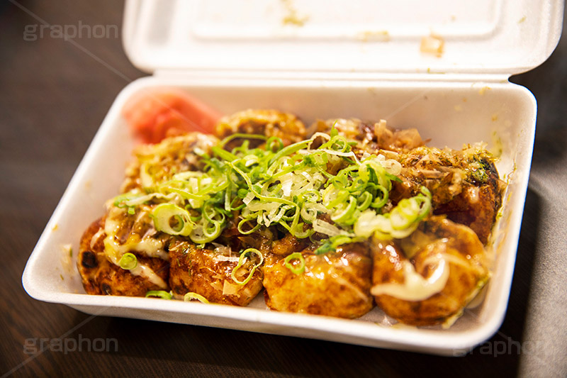 たこ焼き,たこやき,タコヤキ,大阪名物,粉もん,小麦粉,ソウルフード,日本料理,日本食,和食,アツアツ,あつあつ,熱々,たこ,タコ,マヨネーズ,japan,湯気,ねぎ,ネギ,醤油,ファーストフード,ファストフード,フルサイズ撮影,祭り,夏祭り,屋台,出店,露店