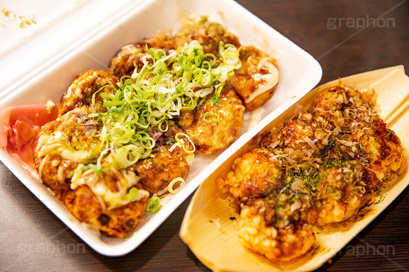 たこ焼き食べ比べ,たこ焼き,たこやき,タコヤキ,大阪名物,粉もん,小麦粉,ソウルフード,日本料理,日本食,和食,アツアツ,あつあつ,熱々,たこ,タコ,ソース,青のり,鰹節,かつお節,japan,湯気,つまようじ,爪楊枝,ファーストフード,ファストフード,醤油,ねぎ,ネギ,マヨネーズ,フルサイズ撮影,祭り,夏祭り,屋台,出店,露店