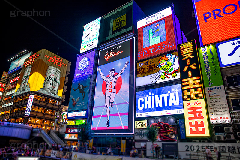 道頓堀の夜景,夜景,夜,道頓堀,道頓堀川,繁華街,観光地,大阪府,大阪市,中央区,飲食店,たこ焼き,くいだおれ,なんば,商店街,看板,広告,ネオン,グリコ,雑踏,都会の雑踏,混雑,人混み,賑やか,大阪,とんぼり,リバーウォーク,繫華街,夜の街,夜の町,japan,osaka,フルサイズ撮影