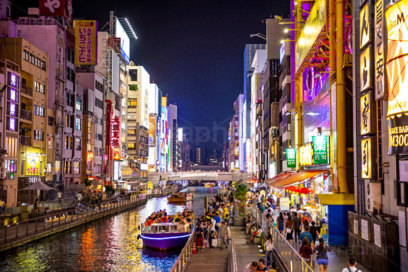 道頓堀の夜景,夜景,夜,道頓堀,道頓堀川,繁華街,観光地,大阪府,大阪市,中央区,飲食店,たこ焼き,くいだおれ,なんば,商店街,看板,広告,ネオン,雑踏,都会の雑踏,混雑,人混み,賑やか,川,船,クルーズ,大阪,とんぼり,リバーウォーク,繫華街,夜の街,夜の町,japan,osaka,フルサイズ撮影