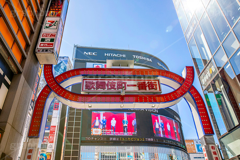 歌舞伎町,西新宿,繁華街,映画,映画館,西武新宿駅前,西武新宿,交差点,新宿,新宿区,商店街,shinjuku,japan,看板,ネオン,繫華街,夜の街,夜の町,フルサイズ撮影