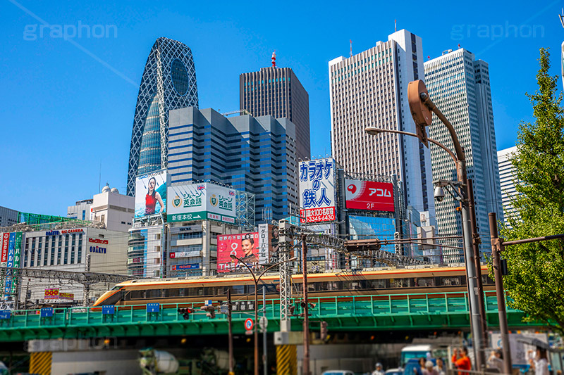 西武新宿駅前,西武新宿,駅,駅前,高架,高架下,ガード下,線路,鉄道,交差点,駅ビル,新宿,新宿区,JR,SS01,歌舞伎町,shinjuku,西新宿,繁華街,青空,フルサイズ撮影