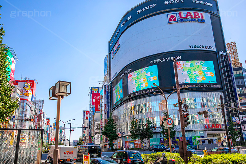西武新宿駅前,西武新宿,駅,駅前,高架,高架下,ガード下,線路,鉄道,交差点,駅ビル,新宿,新宿区,JR,SS01,歌舞伎町,shinjuku,西新宿,繁華街,青空,フルサイズ撮影