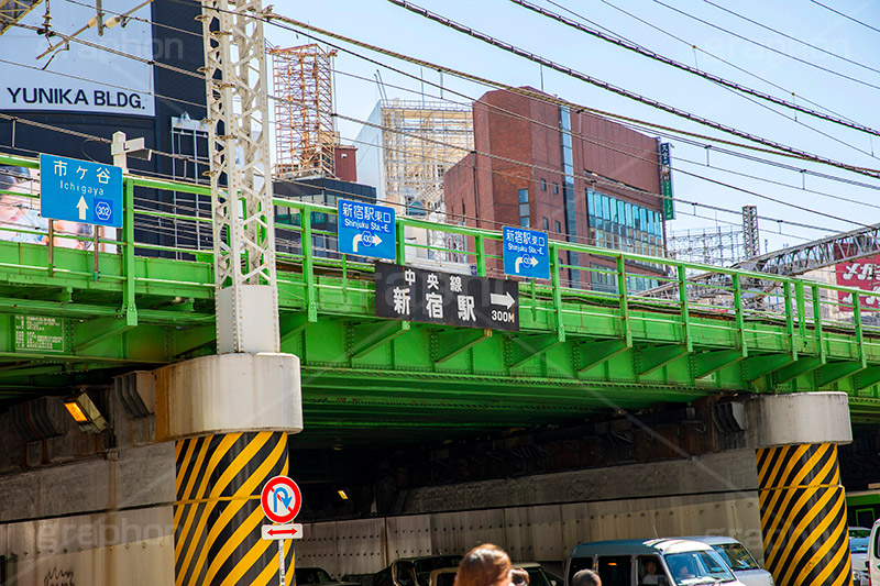 西武新宿駅前,西武新宿,駅,駅前,高架,高架下,ガード下,線路,鉄道,交差点,駅ビル,新宿,新宿区,JR,SS01,歌舞伎町,shinjuku,西新宿,繁華街,青空,フルサイズ撮影