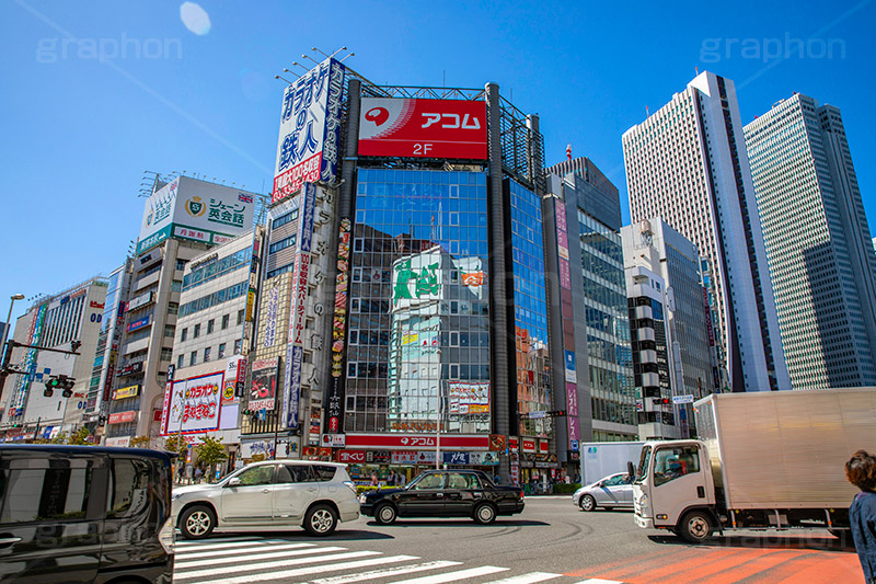 西武新宿駅前,西武新宿,駅,駅前,高架,高架下,ガード下,線路,鉄道,交差点,駅ビル,新宿,新宿区,JR,SS01,歌舞伎町,shinjuku,西新宿,繁華街,青空,フルサイズ撮影