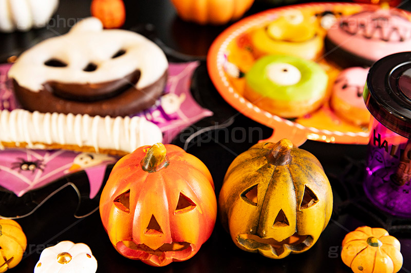 ハロウィンスイーツ,ハロウィン,ハロウィーン,はろうぃん,パーティー,お菓子,菓子,こども,子供,キッズ,ジャックオーランタン,ランタン,かぼちゃ,カボチャ,南瓜,ランタン,オーナメント,飾り,イベント,モンスター,おばけ,オバケ,ゴースト,スイーツ,秋,パンプキン,行事,ドーナツ,cake,ornament,kids,ghost,Halloween,party,pumpkin,donut,フルサイズ撮影