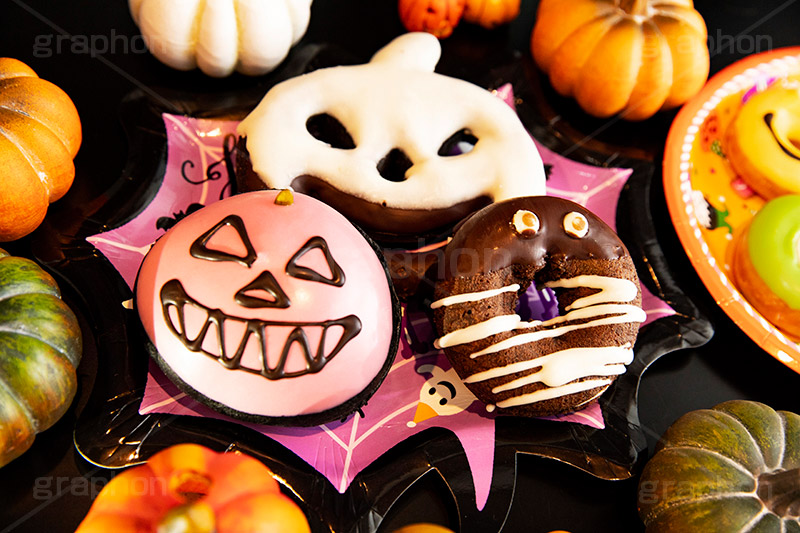 ハロウィンスイーツ,ハロウィン,ハロウィーン,はろうぃん,パーティー,お菓子,菓子,こども,子供,キッズ,ジャックオーランタン,ランタン,かぼちゃ,カボチャ,南瓜,ランタン,オーナメント,飾り,イベント,モンスター,おばけ,オバケ,ゴースト,スイーツ,秋,パンプキン,行事,ドーナツ,cake,ornament,kids,ghost,Halloween,party,pumpkin,donut,フルサイズ撮影