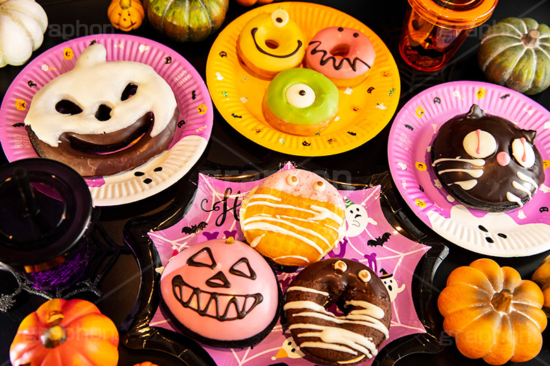 ハロウィンスイーツ,ハロウィン,ハロウィーン,はろうぃん,パーティー,お菓子,菓子,こども,子供,キッズ,ジャックオーランタン,ランタン,かぼちゃ,カボチャ,南瓜,ランタン,オーナメント,飾り,イベント,モンスター,おばけ,オバケ,ゴースト,スイーツ,秋,パンプキン,行事,ドーナツ,cake,ornament,kids,ghost,Halloween,party,pumpkin,donut,フルサイズ撮影,ねこ,猫,黒猫