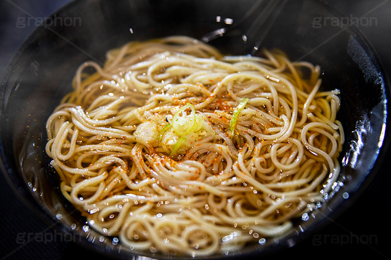 かけそば,掛けそば,かけ蕎麦,ソバ,蕎麦,そば,だし,出汁,ダシ,蕎麦粉,日本料理,日本食,和食,つゆ,蕎麦汁,茹,ねぎ,ネギ,麺料理,麺類,japan,レンゲ,ファーストフード,ファストフード,湯気,フルサイズ撮影