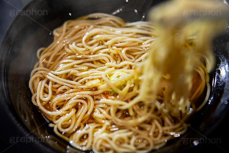 かけそば,掛けそば,かけ蕎麦,ソバ,蕎麦,そば,だし,出汁,ダシ,蕎麦粉,日本料理,日本食,和食,つゆ,蕎麦汁,茹,ねぎ,ネギ,麺料理,麺類,japan,レンゲ,ファーストフード,ファストフード,湯気,フルサイズ撮影