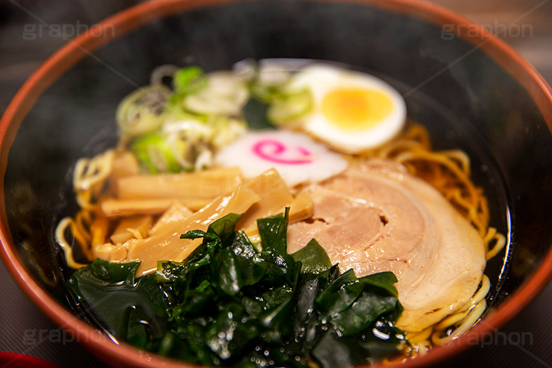 醤油ラーメン,ラーメン,らーめん,麺,麺類,中華麺,麺料理,国民食,日本拉麺,しょうゆ,醤油,中華そば,湯気,なると,ナルト,ワカメ,わかめ,味玉,たまご,玉子,チャーシュー,懐かしい,湯気,Ramen,Chinese noodles,フルサイズ撮影