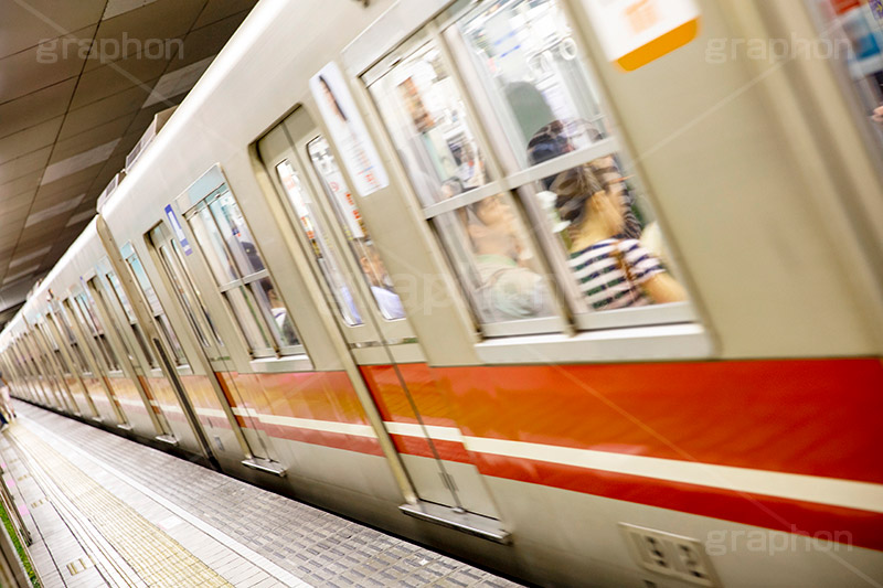 御堂筋線,駅のホーム,駅,ホーム,電車,車両,通勤,通学,マナー,ルール,黄色い線,地下鉄,電車/鉄道,大阪,train,rule,manner,フルサイズ撮影